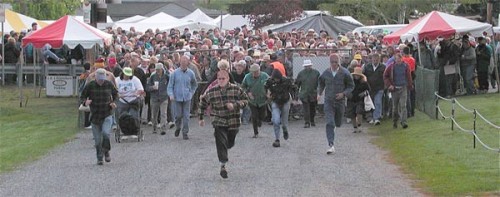 crowded gates at brimfield antique show