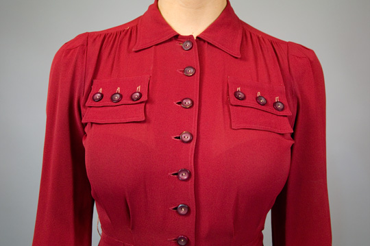 close up photo of the bodice including buttons and collar of a 1940s vintage dress