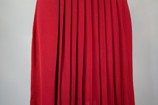 a close up photo of the pleats on a 1940s vintage dress