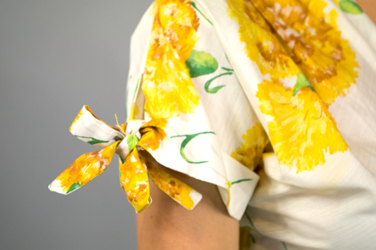 bow tied sleeve on'50s sunflower dress