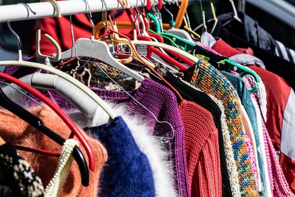 Colorful women's sweaters for second life at flea market — Stock Photo, Image