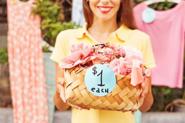 Woman selling things — Stock Photo, Image